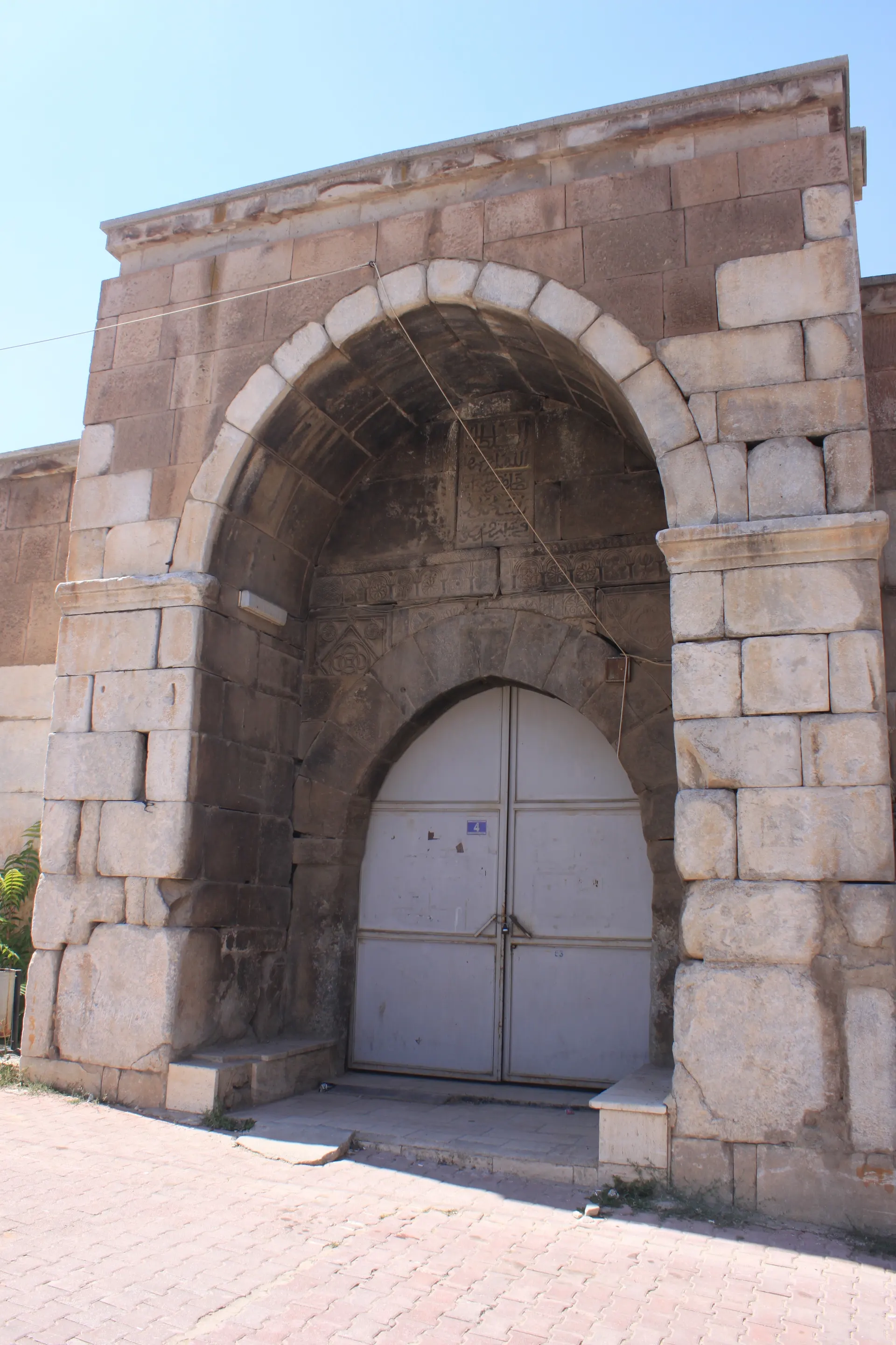 Kadın Hanı taçkapısı, Kadınhanı Kervansarayı (Raziye Hatun Hanı)