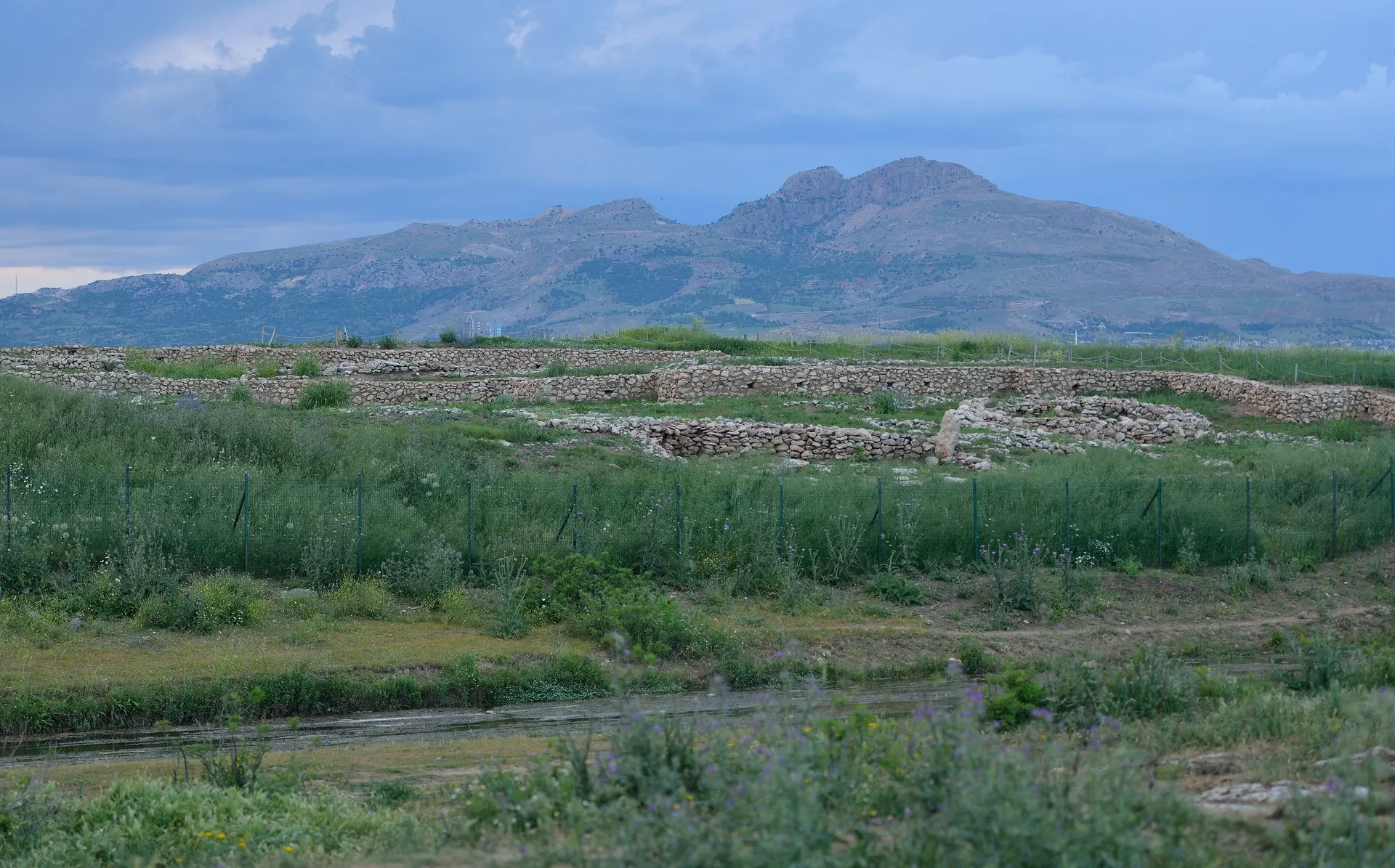Çayönü Höyüğü, Ergani, Çayönü Höyüğü ve Hilar Mağaraları