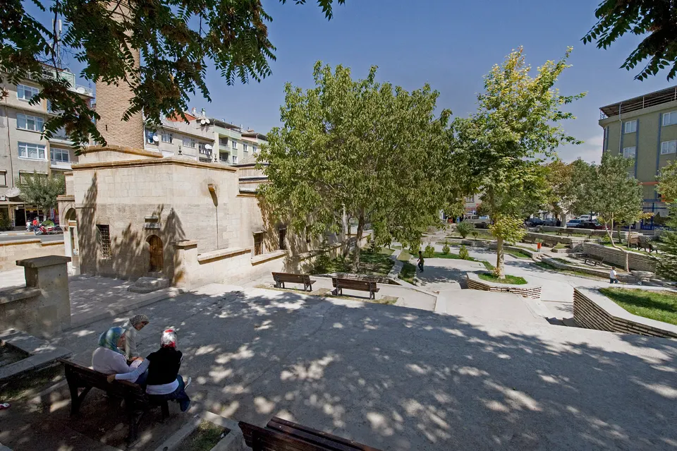 Yunus Emre Camii ve Türbesi