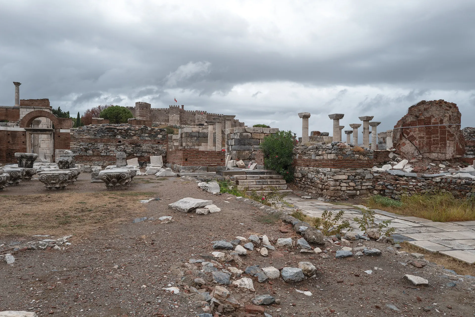 St. Jean Bazilikası ve Ayasuluk Tepesi, Ayasuluk Tepesi ve St. Jean Bazilikası