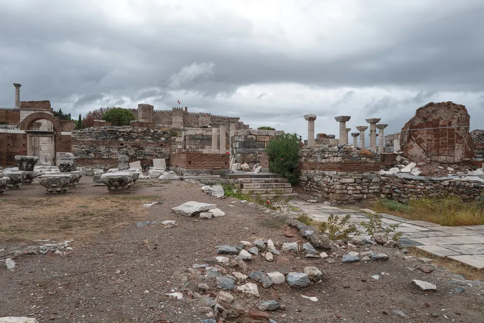 Ayasuluk Tepesi ve St. Jean Bazilikası