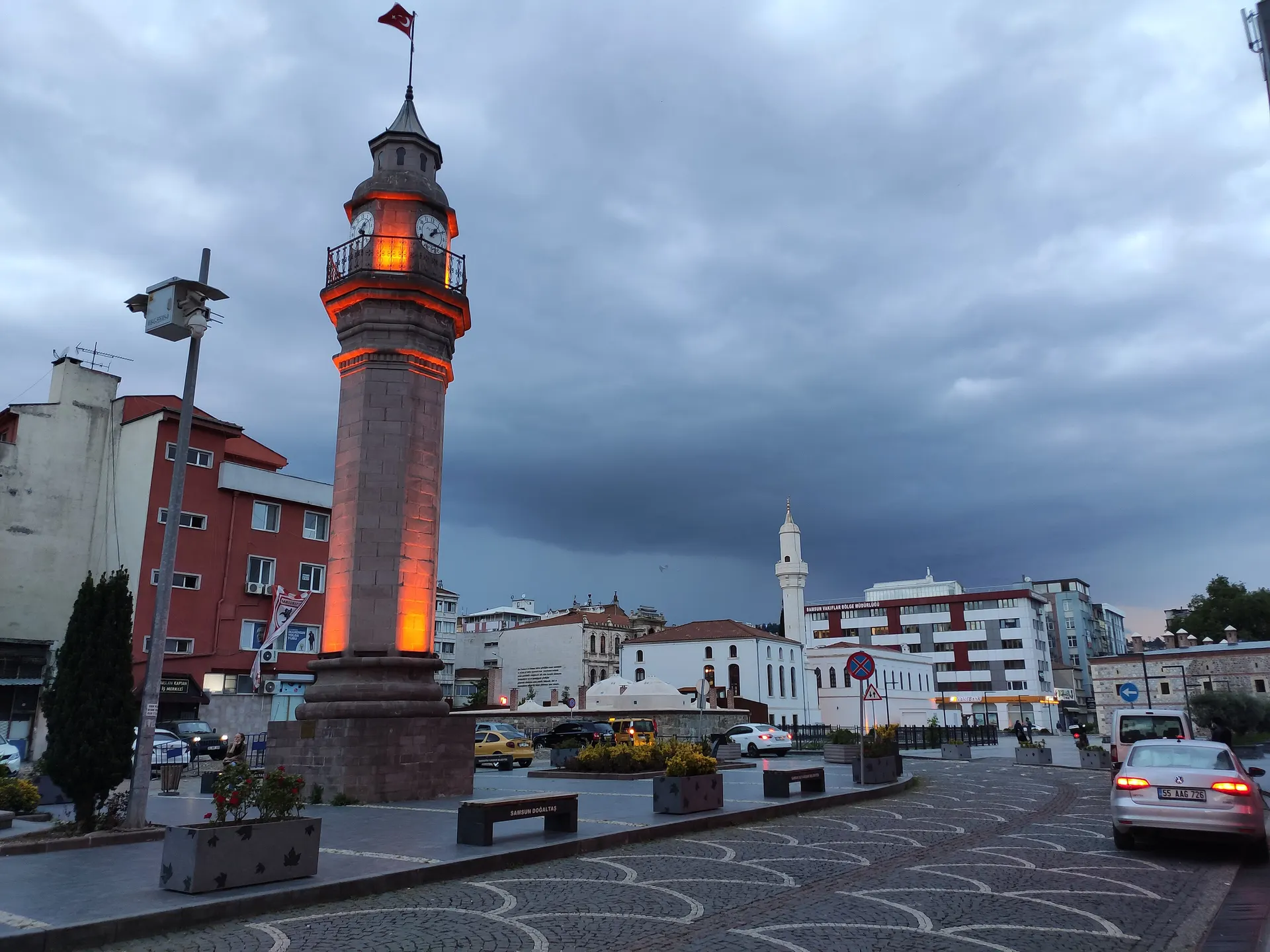 Saathane Meydanı ve Saat Kulesi, Saathane Meydanı ve Büyük Cami