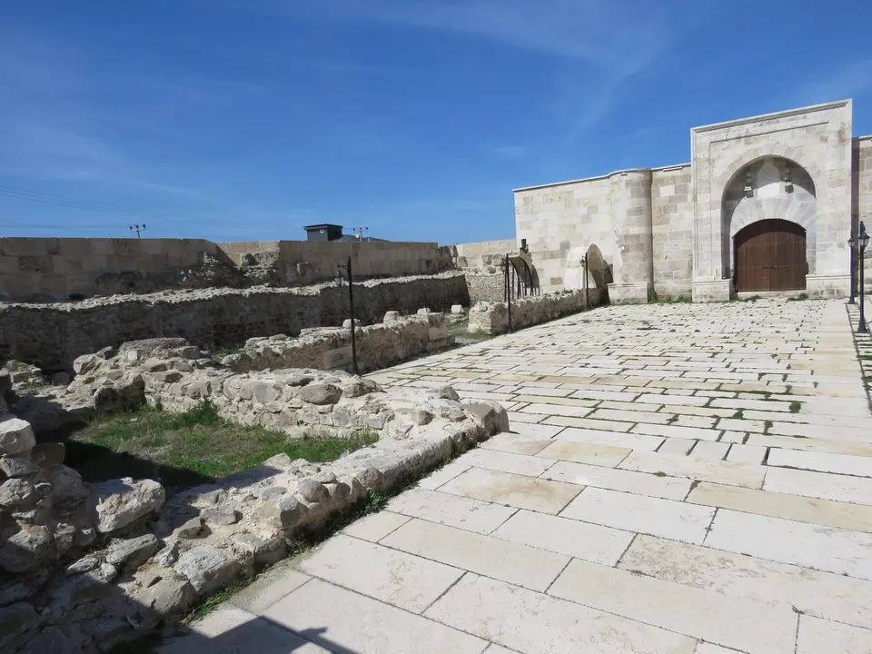 Çardak Hanı, taş döşeli avlu, Çardak Hanı (Hanabad)