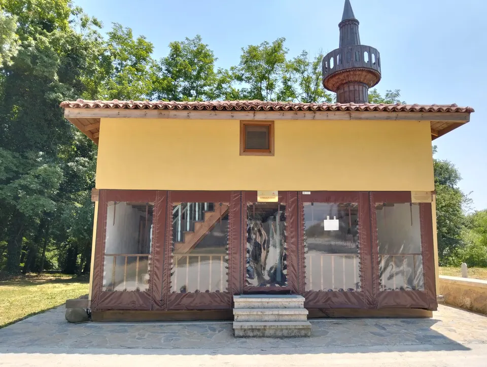 Orhan Camii, ön cephe, Büyükesence Orhan Camii