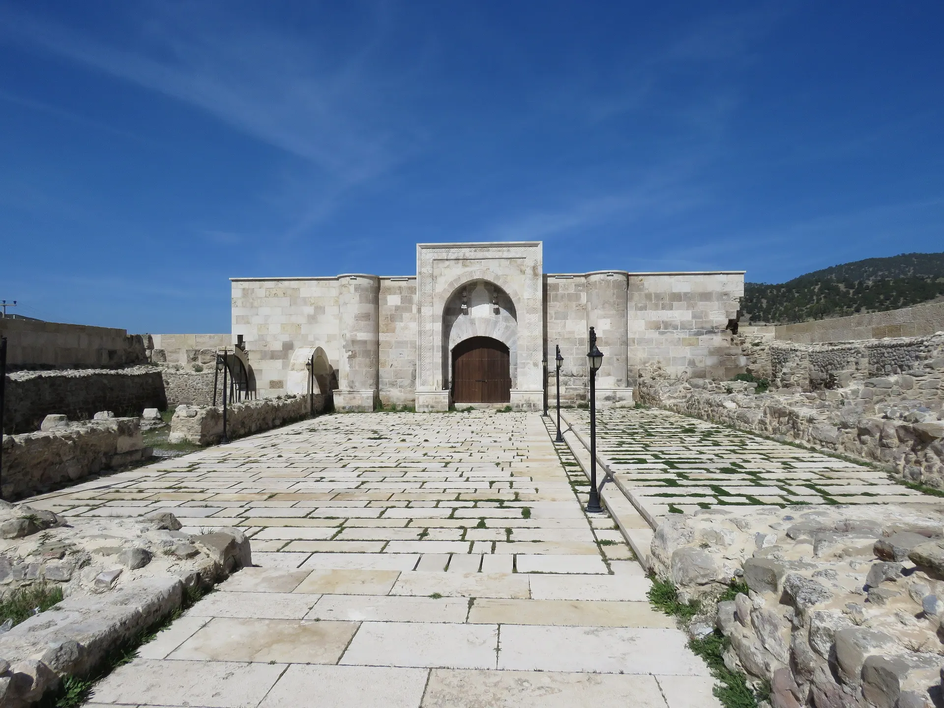 Çardak Hanı, avlu ve taç kapı, Çardak Hanı (Hanabad)