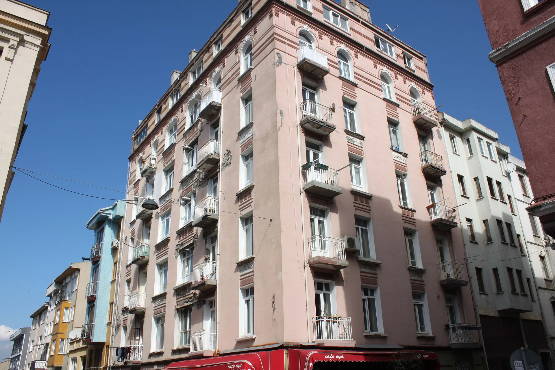 Celal Muhtar Apartmanı, Yeldeğirmeni, Yeldeğirmeni