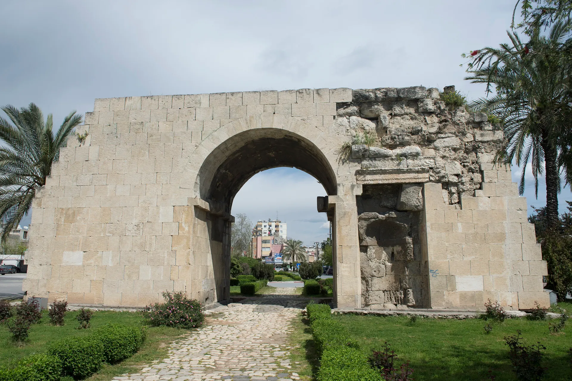 Kleopatra Kapısı, Tarsus, Tarsus: Kleopatra Kapısı ve St. Paul Kuyusu