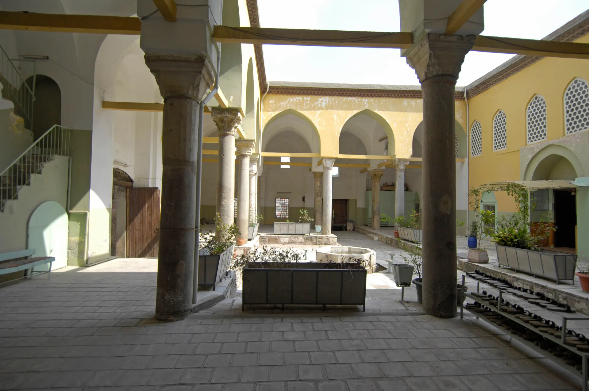 Ulu Camii avlusu, Ulu Camii (İshak Çelebi Külliyesi)