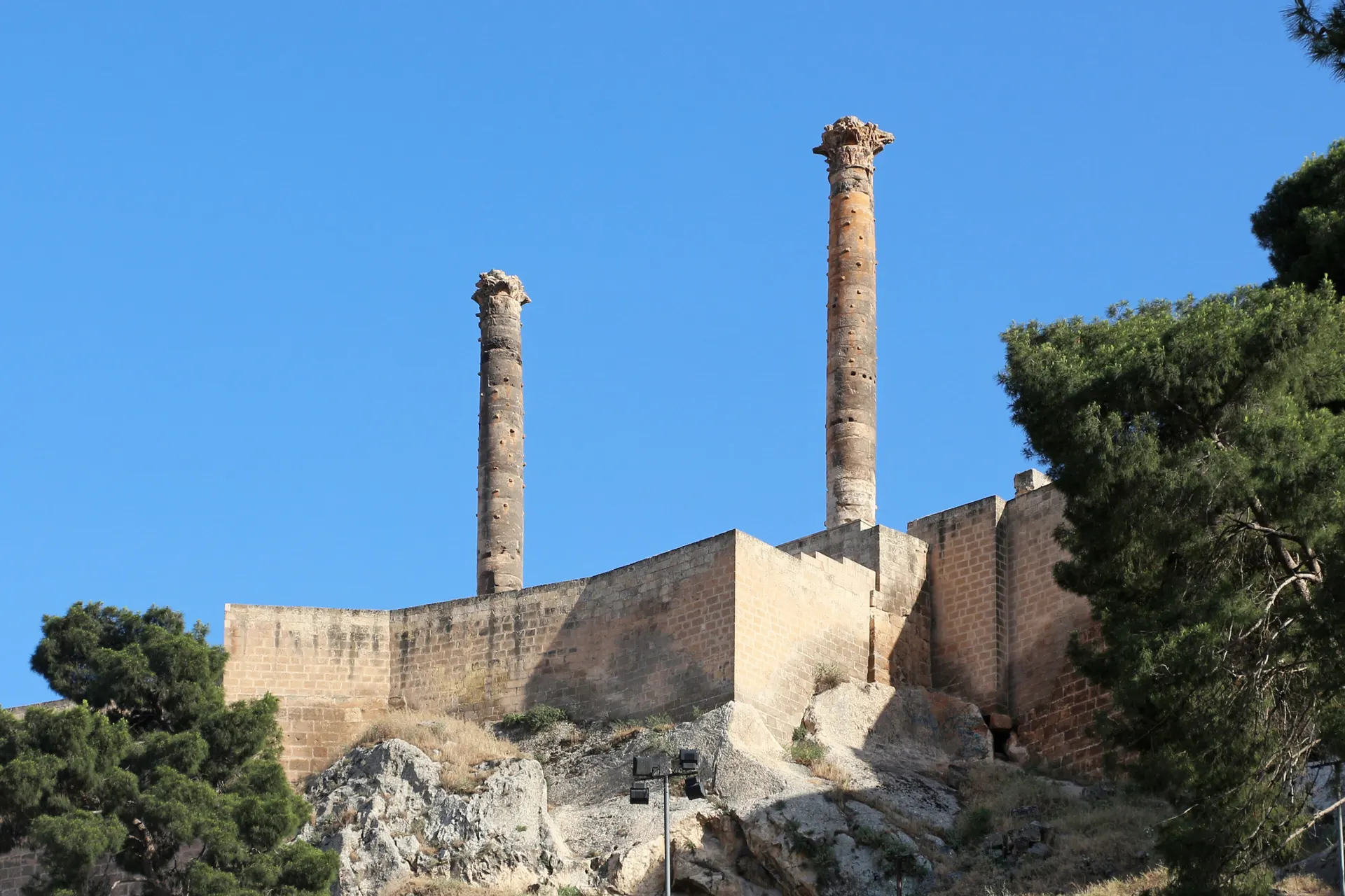 Urfa Kalesi sütunları, Urfa Kalesi