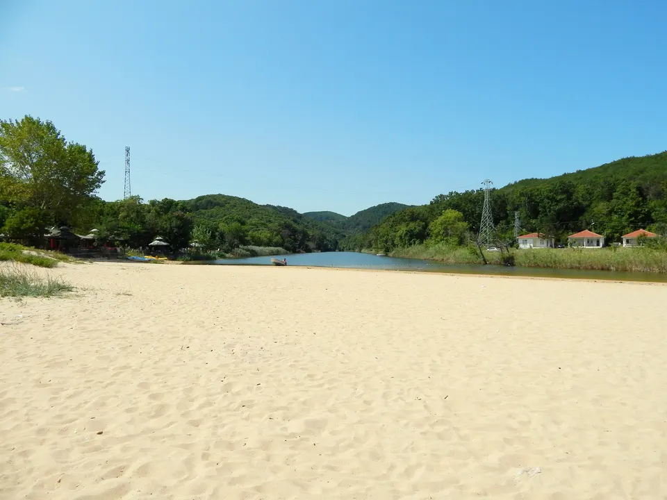 Kastro kumsalı ve ırmak ağzı, Çamlıkoy (Kastro) koyu