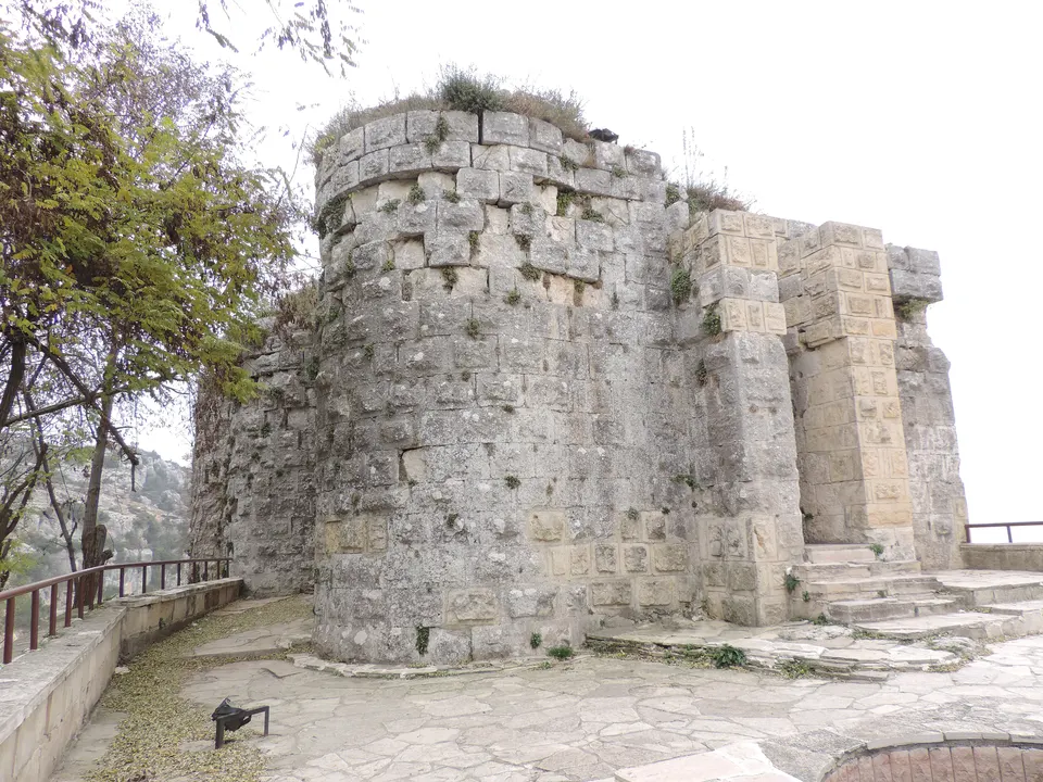 Gözne Kalesi