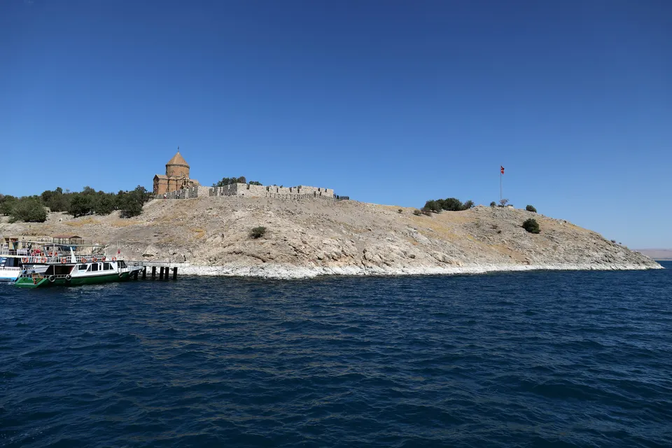 Akdamar Adası, iskeleden görünüm, Akdamar Adası ve Akdamar Kilisesi
