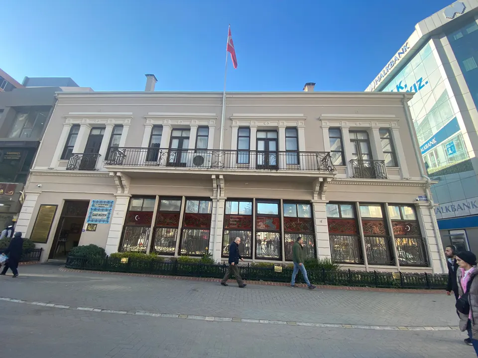 Gazi Müzesi binası, cadde cephesi, Gazi Müzesi