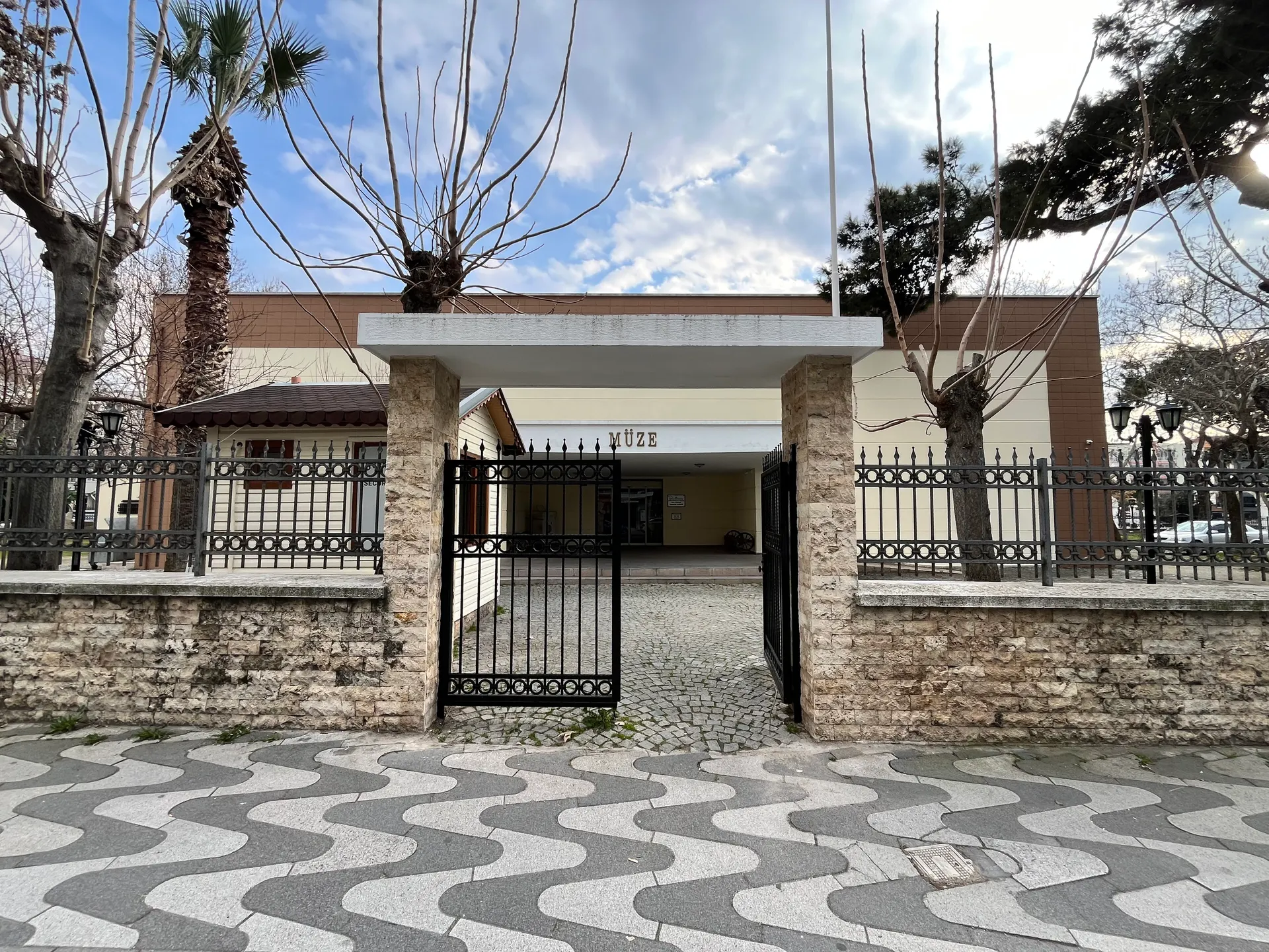 Akhisar Müzesi girişi, Akhisar Müzesi