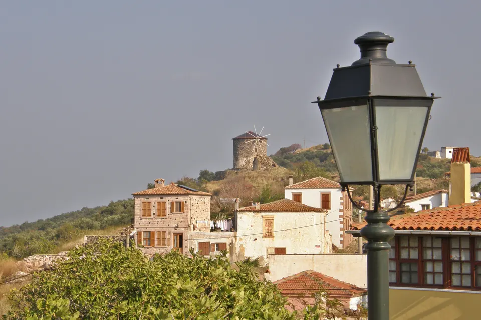 Cunda'da taş evler ve yel değirmeni, Cunda (Alibey) Adası