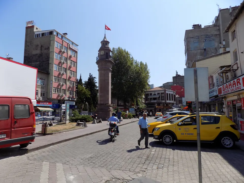 Saathane Meydanı ve Saat Kulesi, Saathane Meydanı ve Büyük Cami