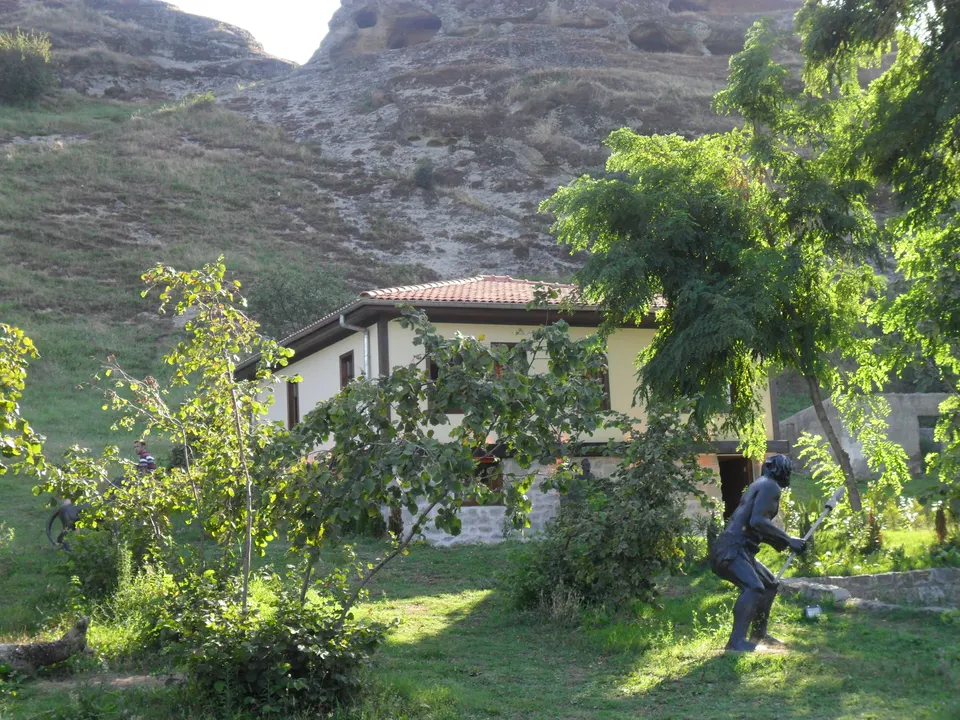 Müze evi bahçesi ve mağaralar, Tekkeköy Mağaraları Arkeoloji Vadisi