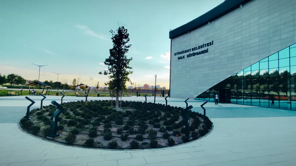 100. Yıl Cumhuriyet Kültür Merkezi, giriş meydanı, 100. Yıl Kültür Merkezi