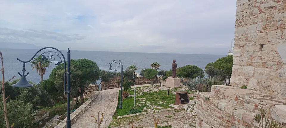 Güvercinada, kale bahçesi, Güvercinada Kalesi
