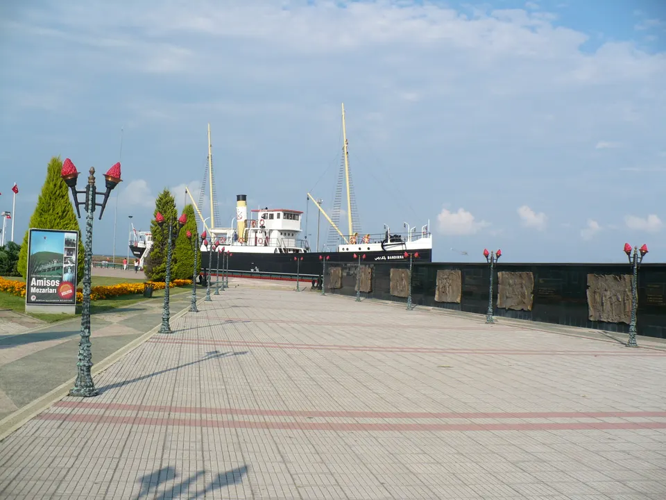 Bandırma Gemi Müzesi önündeki yürüyüş alanı, Bandırma Gemi Müzesi