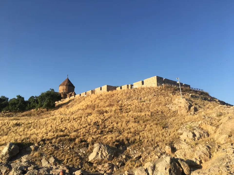 Akdamar Kilisesi ve tepedeki surlar, Akdamar Adası ve Akdamar Kilisesi