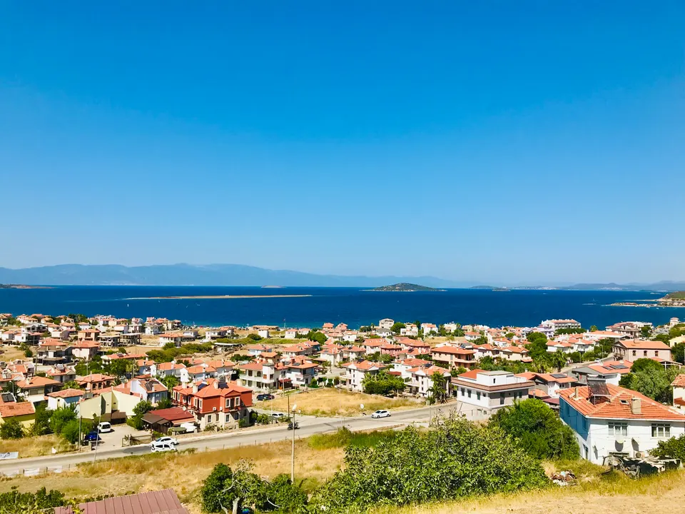 Cunda'dan adanın evleri ve deniz, Cunda (Alibey) Adası