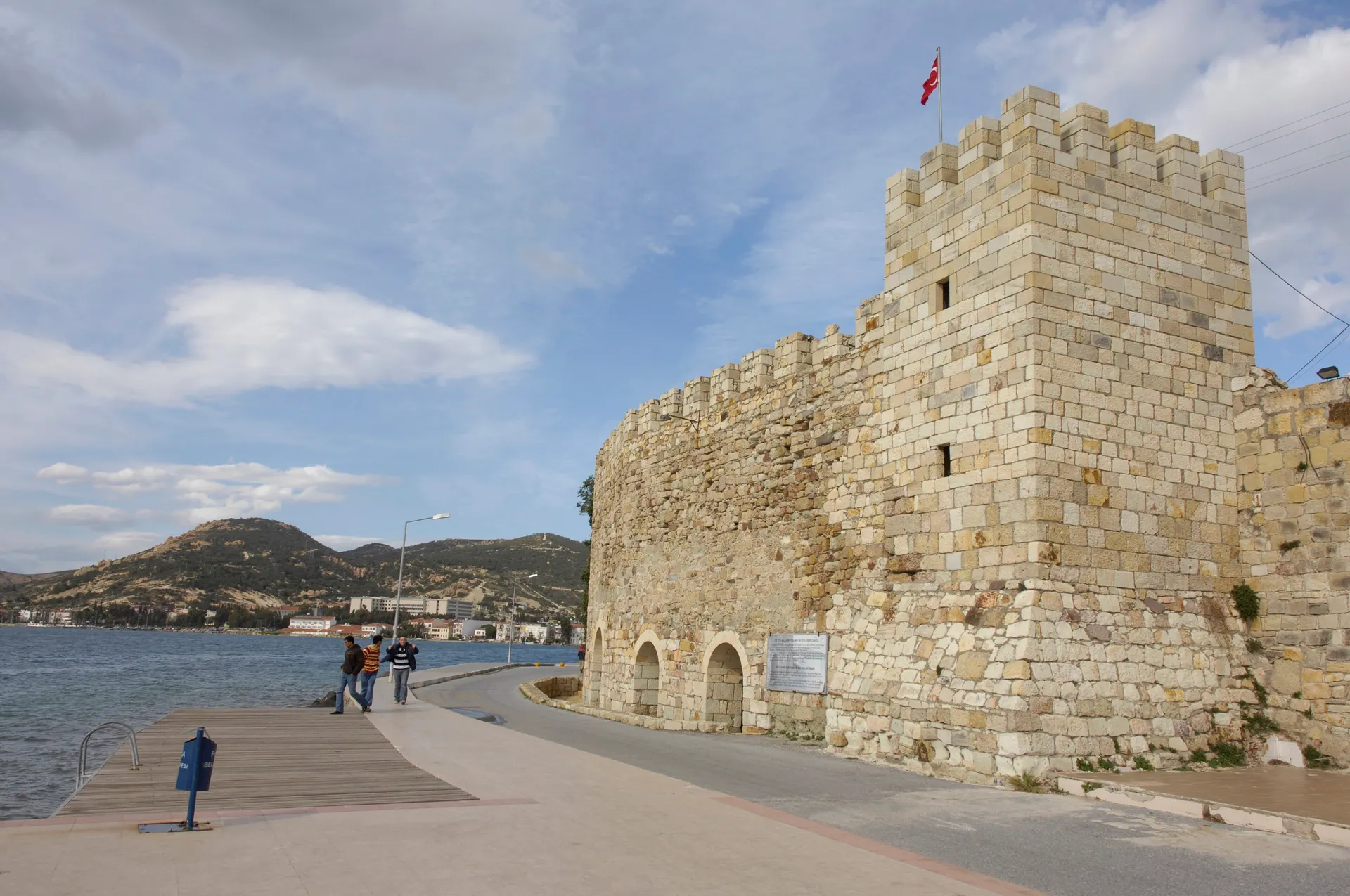 Foça Kalesi, Beşkapılar ve Foça Kalesi