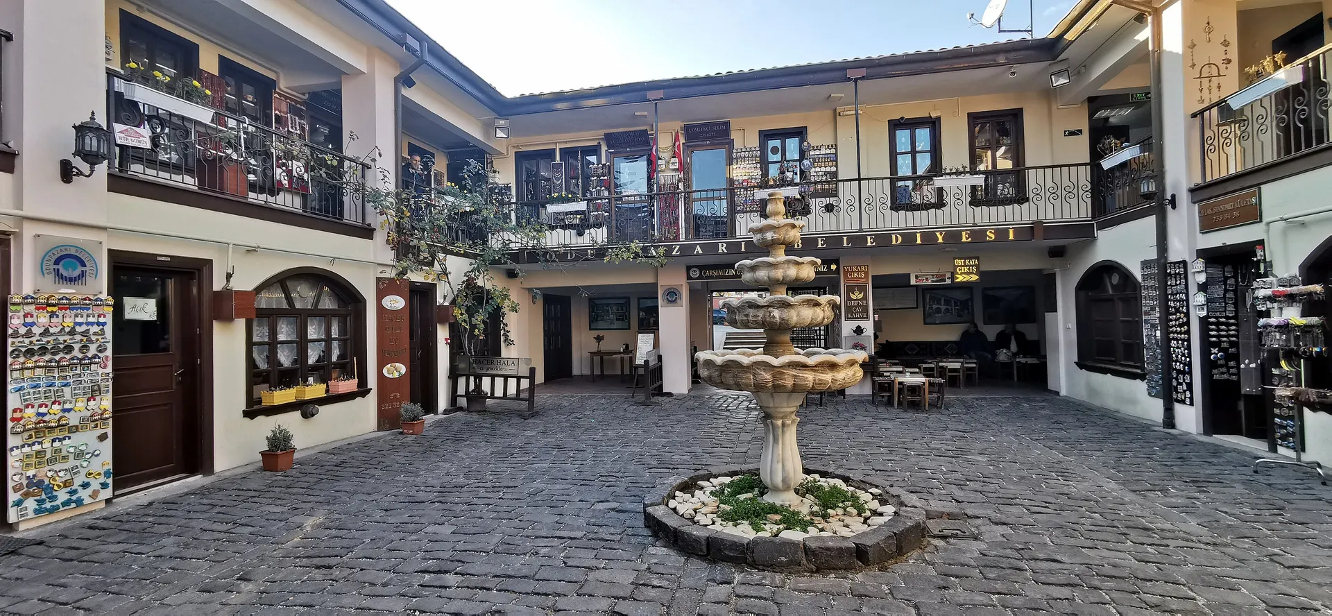 Atlıhan El Sanatları Çarşısı avlusu, Atlıhan El Sanatları Çarşısı