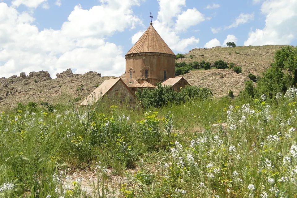 Akdamar Kilisesi, 10. yüzyıl, Akdamar Adası ve Akdamar Kilisesi