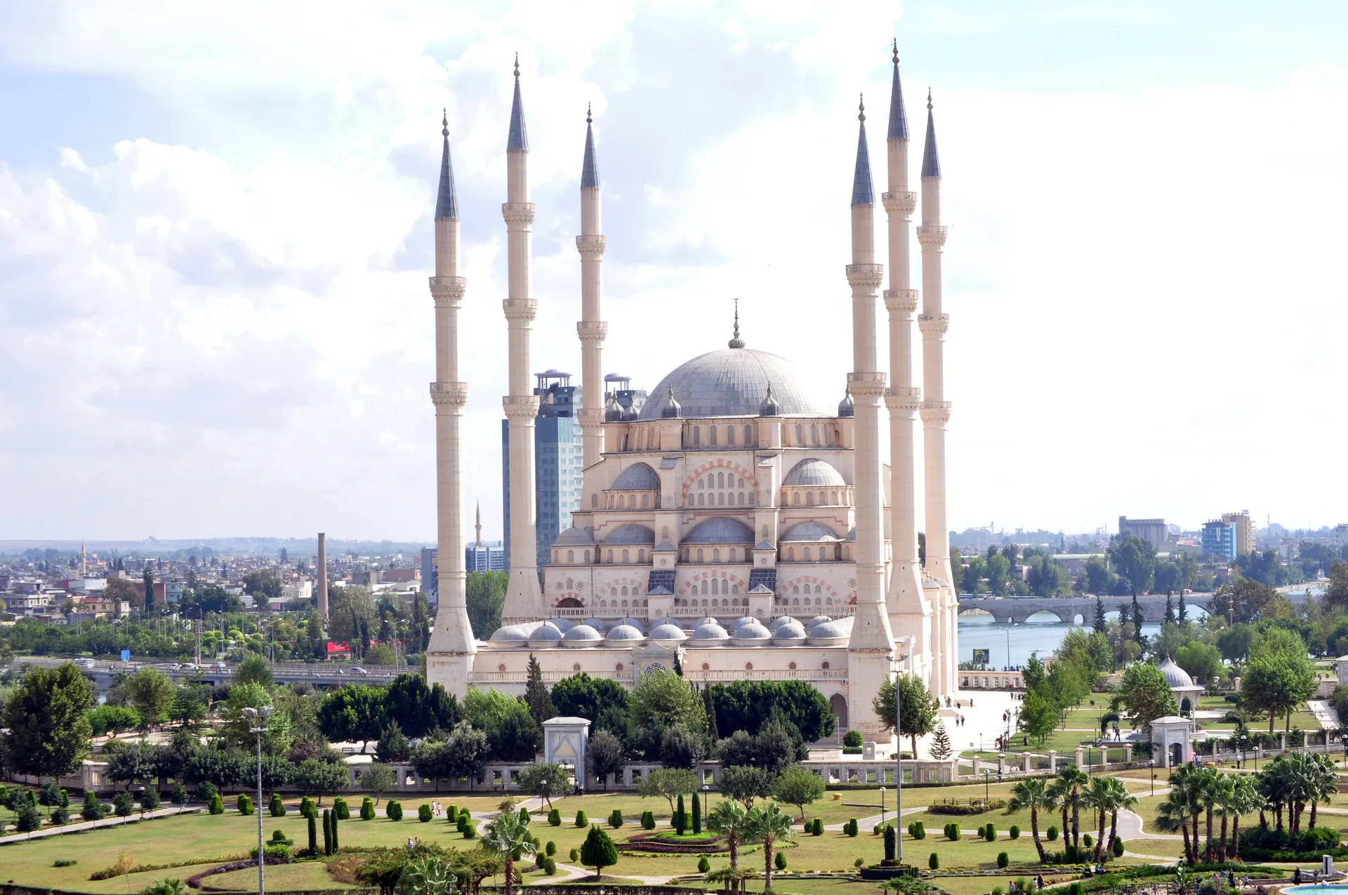 Sabancı Merkez Camii, Sabancı Merkez Camii ve Merkez Park
