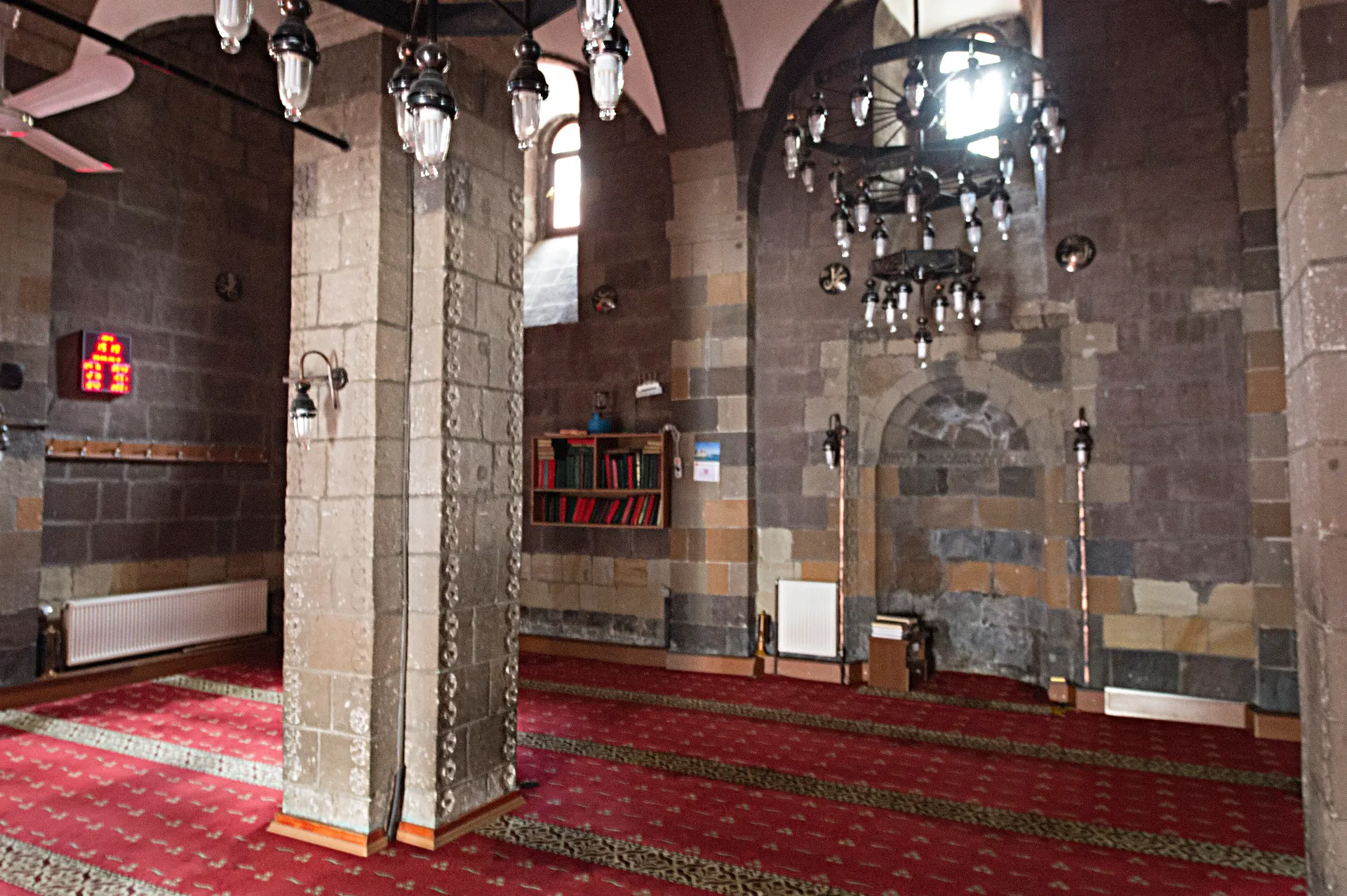 Alaeddin Bey Camii içi, Alaeddin Bey Camii ve Hamamı