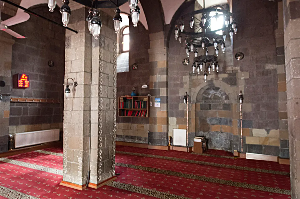 Alaeddin Bey Camii ve Hamamı