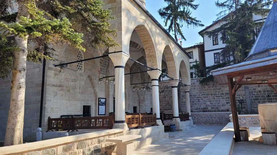 Yunus Paşa Camii revakları, Yunus Paşa Camii
