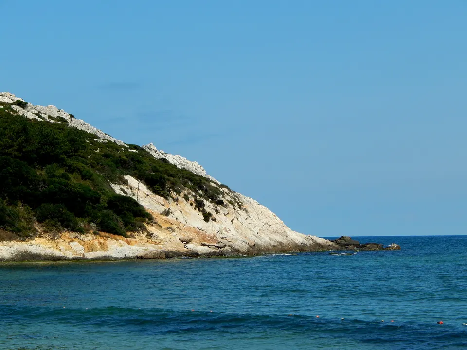 Kastro koyunda kayalık burun, Çamlıkoy (Kastro) koyu