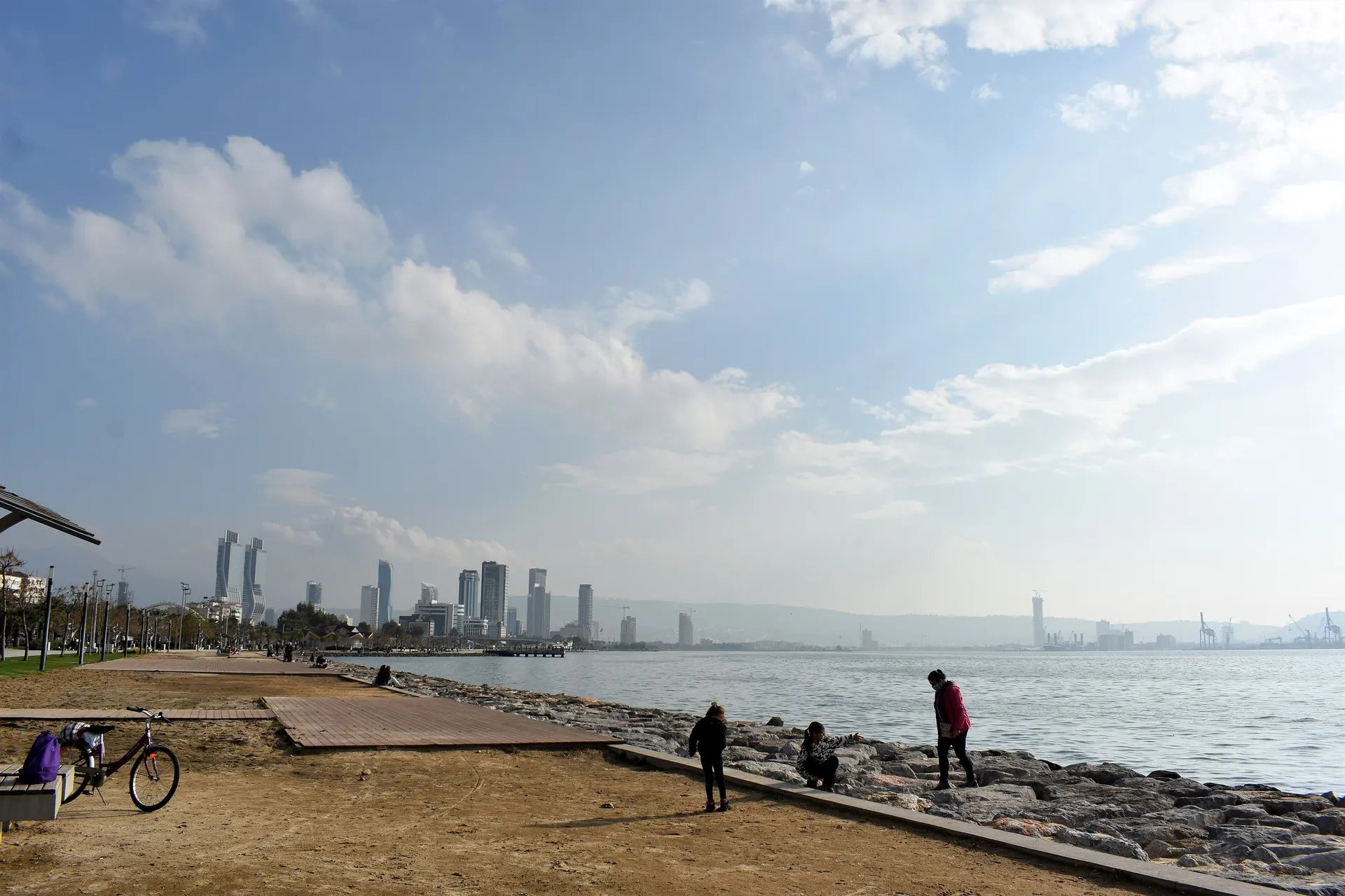 Bayraklı sahili, Bayraklı sahili