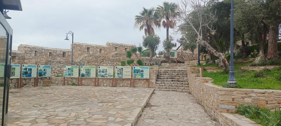 Güvercinada Kalesi, iç avlu, Güvercinada Kalesi
