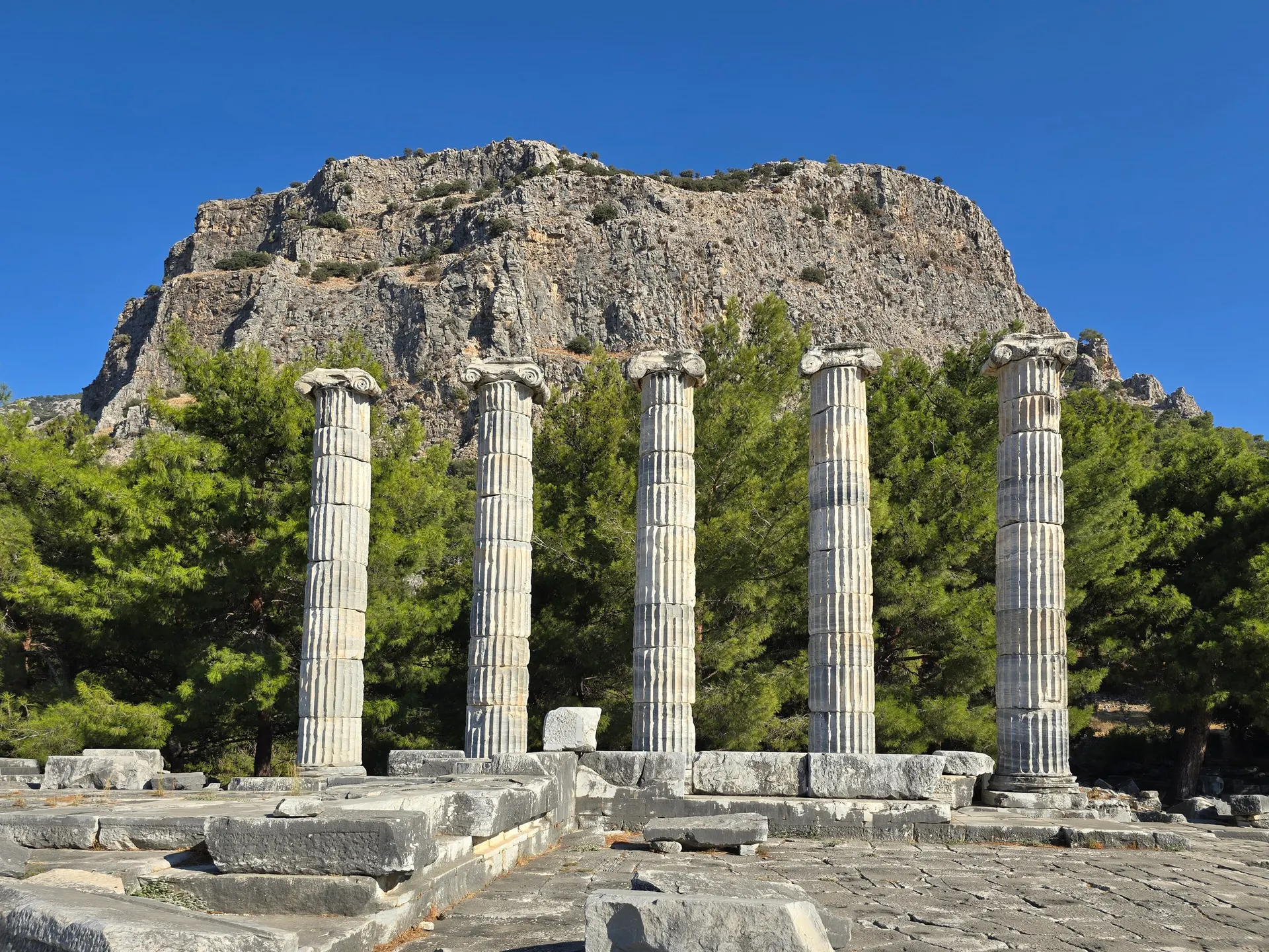 Priene, Athena Tapınağı ve akropol kayalığı, Priene Antik Kenti