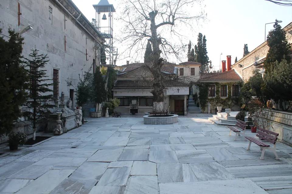 Balıklı Rum Kilisesi, avlu, Balıklı Rum Kilisesi