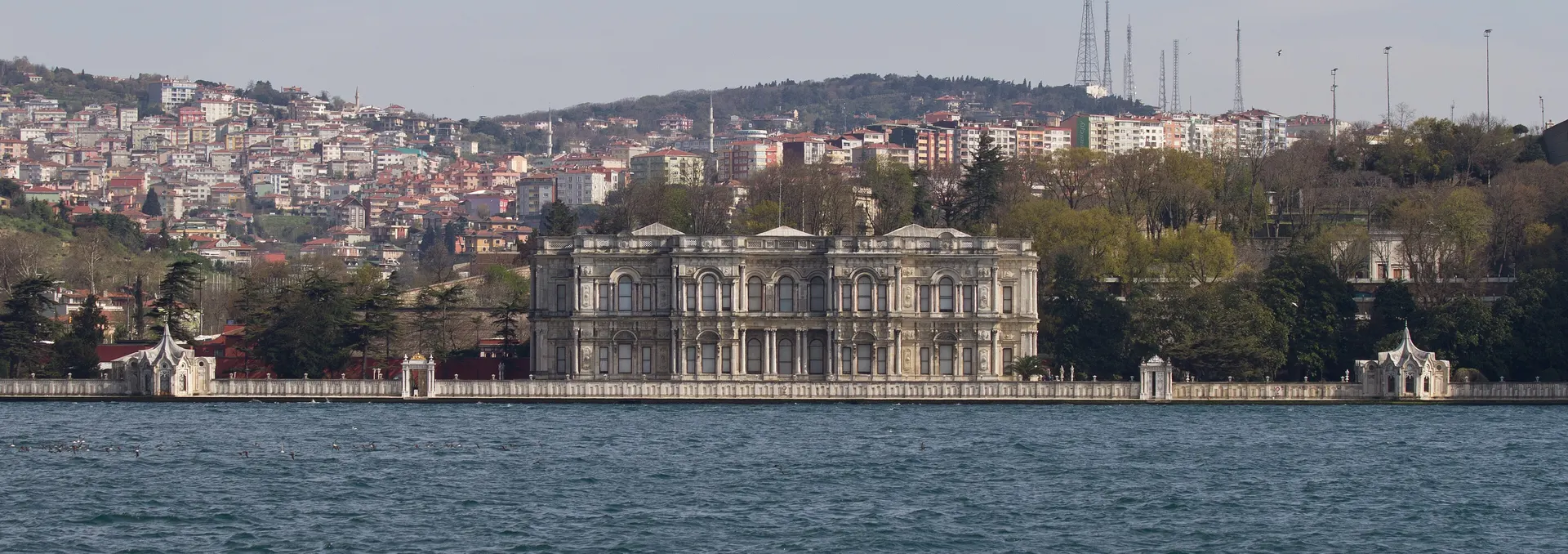 Boğaz kıyısında Beylerbeyi Sarayı, Beylerbeyi Sarayı