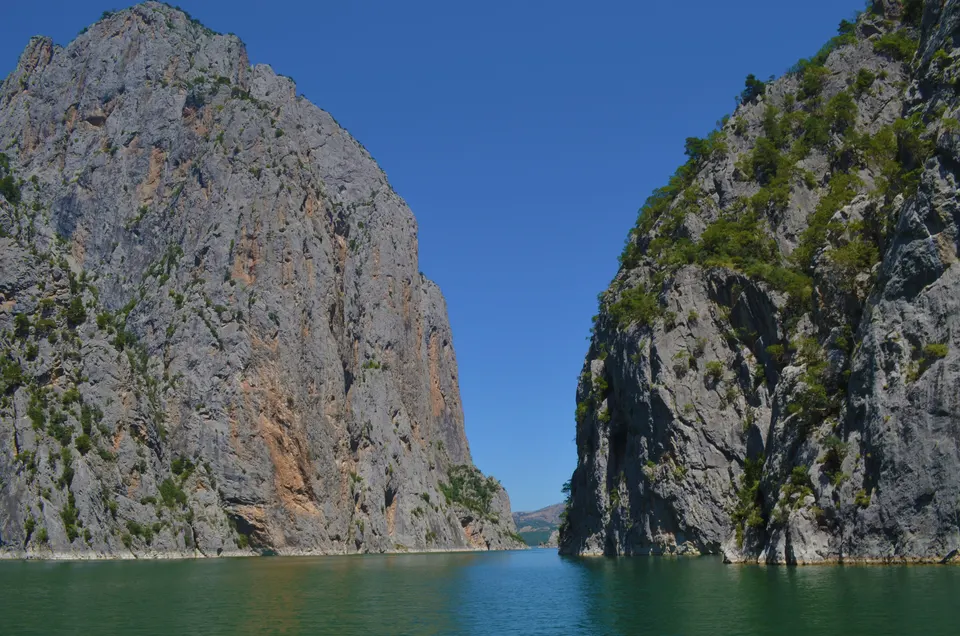 Kanyon duvarları, tekne turundan, Şahinkaya Kanyonu