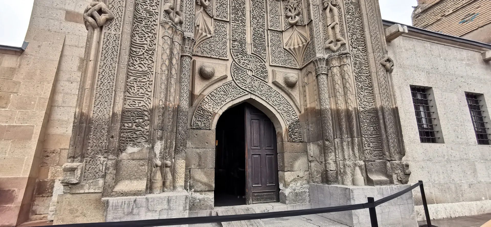 İnce Minareli Medrese taç kapısı, İnce Minareli Medrese