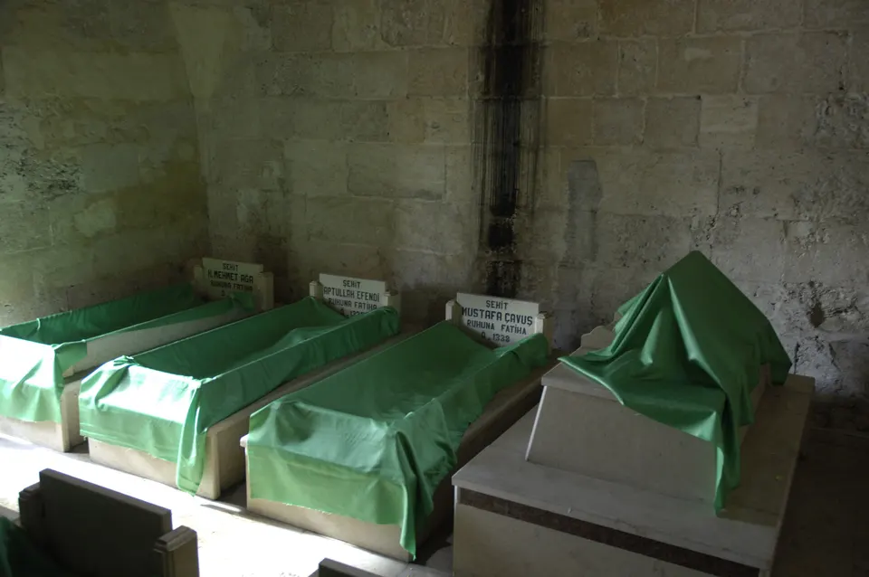 Taş Medrese türbesi, sandukalar (2023 depremi öncesi), Taş Medrese