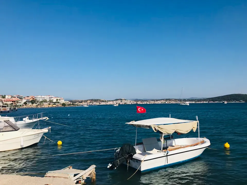 Cunda kıyısında tekneler, Cunda (Alibey) Adası
