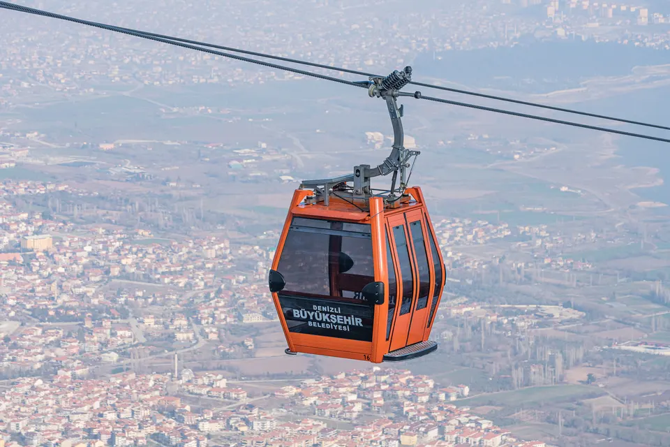 Teleferik kabini ve Denizli ovası, Denizli Teleferik ve Bağbaşı Yaylası