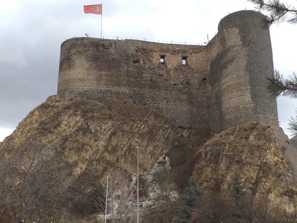 Oltu Kalesi