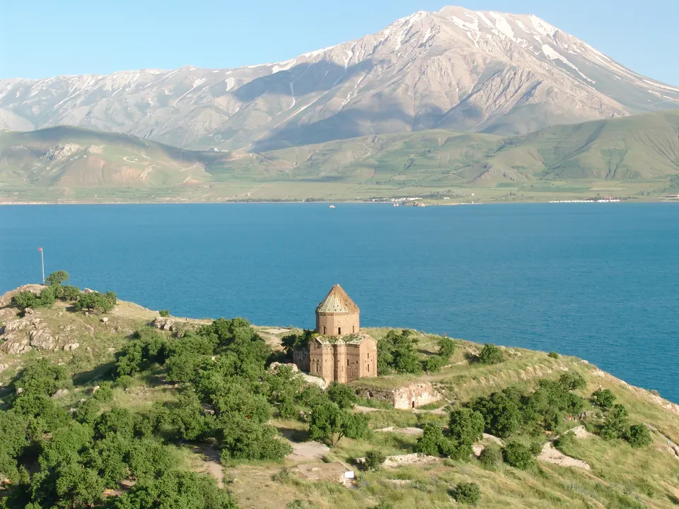 Van Gölü kıyısında Artos Dağı, Artos Dağı