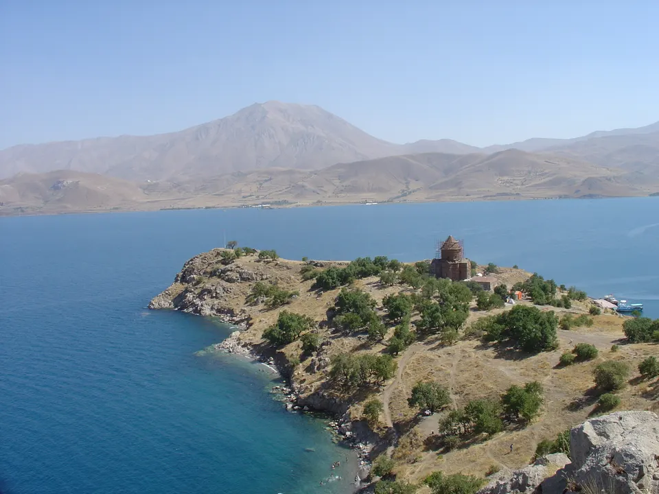 Artos Dağı önünde Akdamar Adası, Artos Dağı