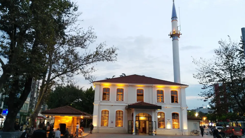 Orhan Camii, akşam, Tarihi Uzunçarşı