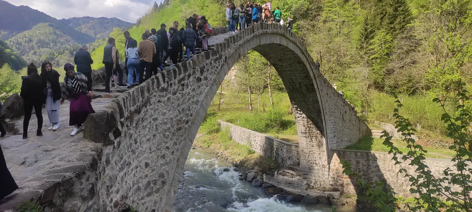 Şenyuva Köprüsü ve Hemşin evleri