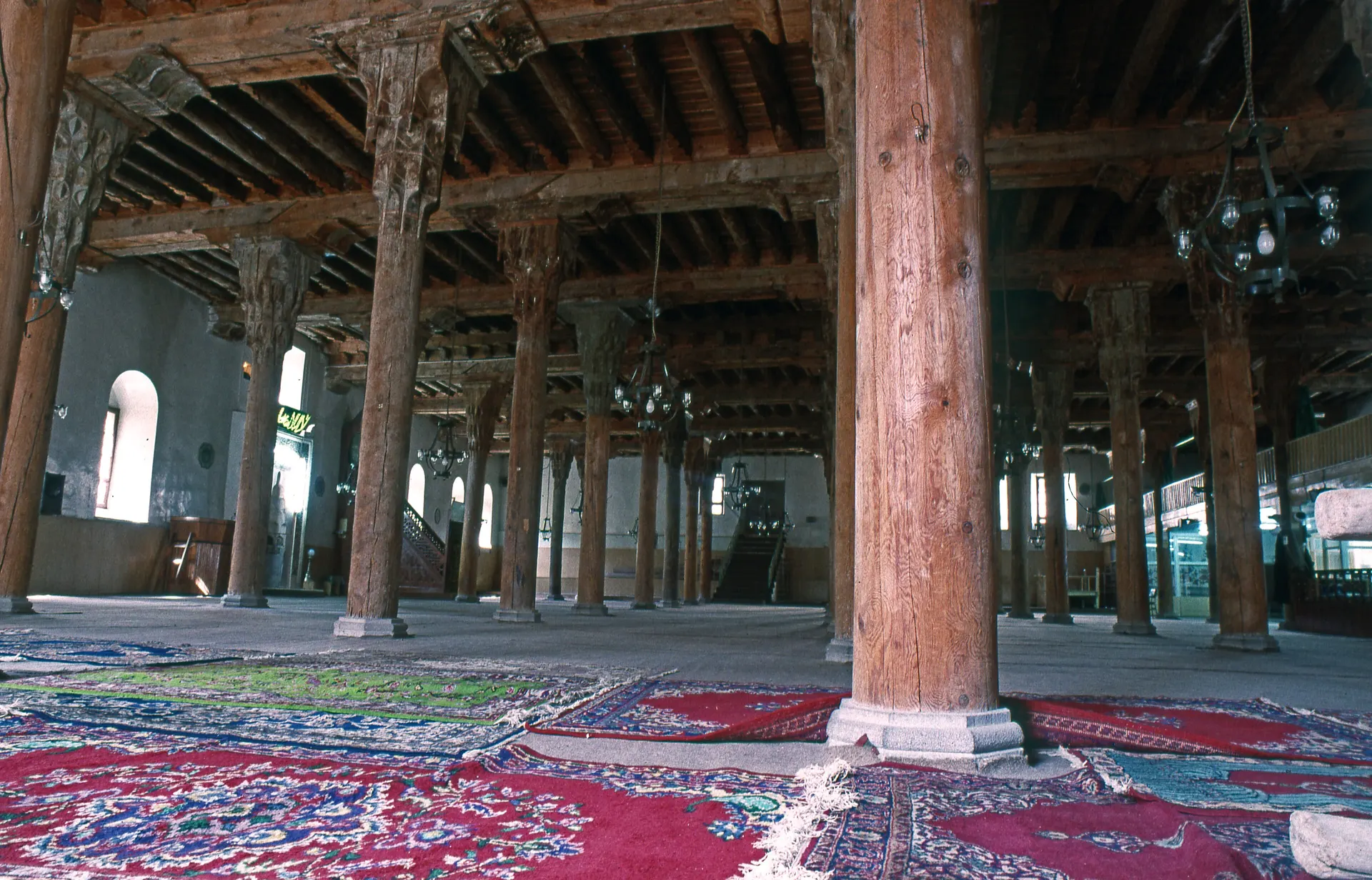 Ulu Camii'nin ahşap direkli iç mekânı, Afyonkarahisar Ulu Camii